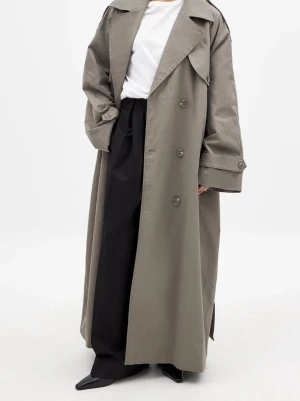 Oversized grå trenchcoat - Stilren oversized trenchcoat i grön grå färg. Slutsåld på hemsidan.