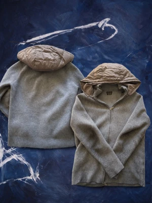 Cardigan Massimo Dutti - Sällsynt grå cardiganjacka från Massimo Dutti med dragkedja och quiltad beige huva. Jackan är ribbstickad och har en avslappnad passform. Perfekt för lager på lager och ger en cool, urban vibe. Denna Massimo dutti hittar man ingenstans längre. 