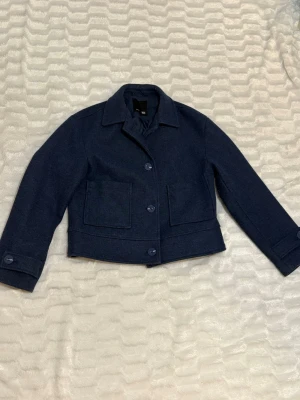Jacka lager 157 - Stilren mörkblå jacka/ kort kappa ifrån lager 157. Storlek S 