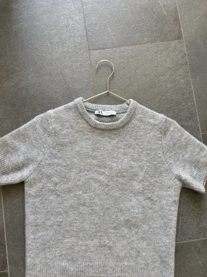 Ljusgrå stickad tröja från Arket - Kortärmad stickad från Zara