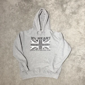 ”My Heart Beats To The British Tune” Hoodie - Säljer en oanvänd grå hoodie som passar perfekt nu till våren med overshirts. Storlek S. Skick 10/10. Nypris: 929. Skriv vid funderingar! 