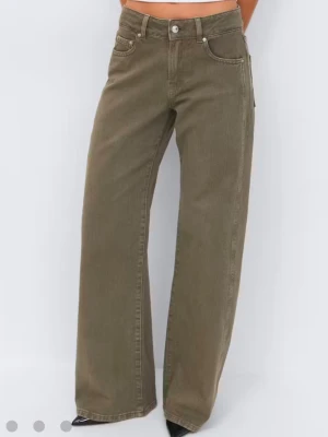 Helt nya gröna jeans med prislapp kvar  - Helt nya gröna jeans från Gina tricot med lappen kvar. I stolek 36. Slutsålda på hemsidan. Supersnygga med passade inte mig. 