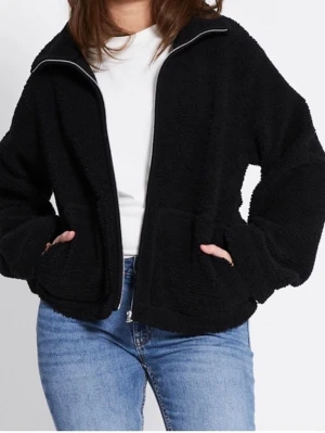 Svart teddyjacka med dragkedja - Mysig svart teddyjacka i fluffigt material med dragkedja framtill och två stora fickor. Jackan har en avslappnad passform och hög krage som ger extra värme. 