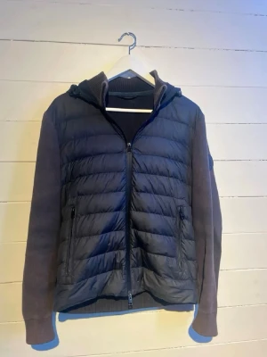 Woolrich cardigan - Snygg mörkblå cardigan från woolrich. Jackan är i bra skick och är perfekt nu till våren/sommaren. Hör av dig vid fundering. pris kan diskuteras 