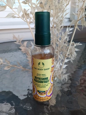The Body Shop Passionfruit Body Mist - Fräsch body mist från The Body Shop med doft av passionsfrukt. 💛🌼Vegansk formula som innehåller naturliga ingredienser och ger en svalkande känsla. Super somrig doft! 😍100 ml, men använd ( ca 80 ml kvar)                                  💰Nypris: 170 kr   💰Mitt pris: 40 + frakt 