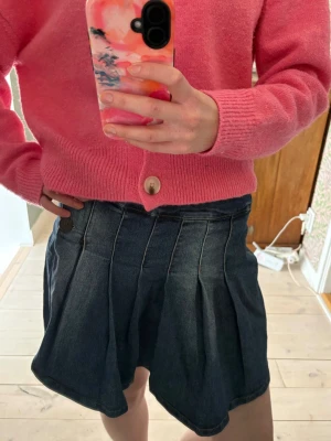 Jeans volangkjol - Superfin! Saknar knappen längst upp men det går säkert att fixa💕