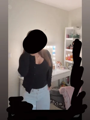 Svart kofta från H&M - Säljer en svart kofta från H&M med knappar framtill. Den är i nyttstick och helt ny (bara använt 2 gånger) Pris går att diskutera och jag kan skicka de snabbt! 💕