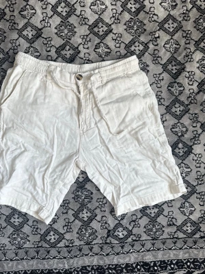 Linne shorts Lindberg  - Ett par snygga shorts från j.lindberg i tyget linne. Dessa är något som är perfekt till sommaren som är runt hörnet. Plagget har inte synliga skador eller liknade dom är i väldigt fint skick.                  Ny pris cirka 500-600                                                     Mitt pris: 250