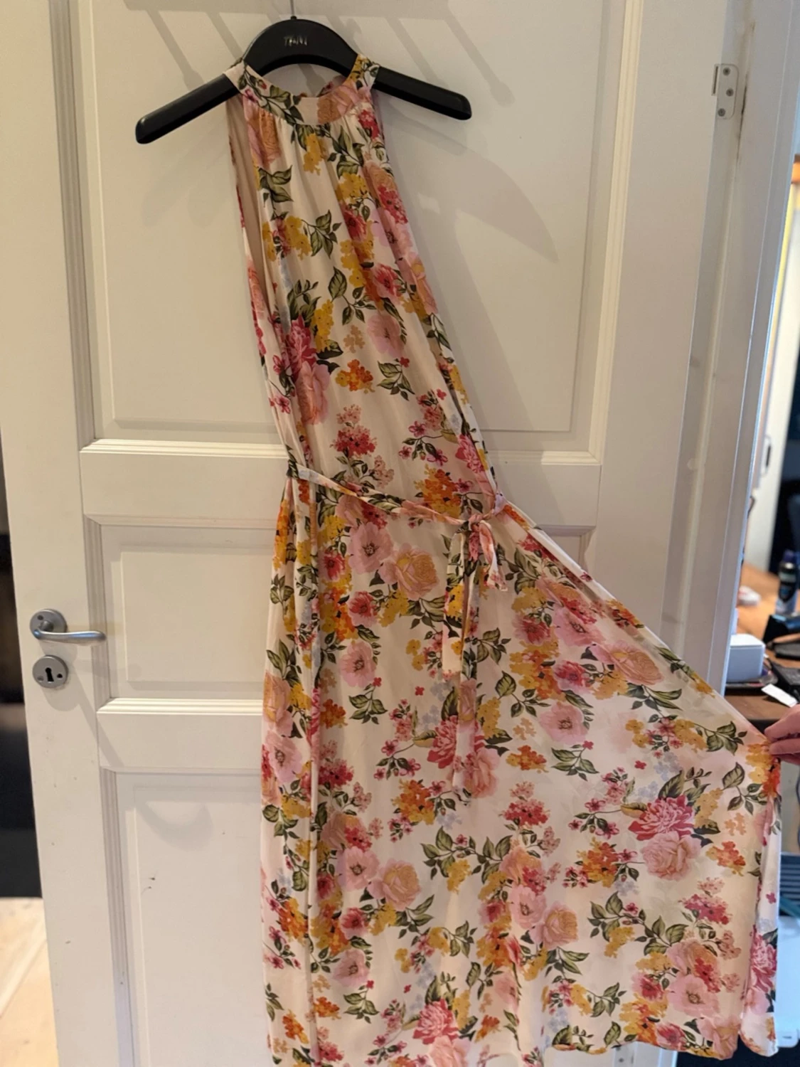 Blommig långklänning med knytband - 1