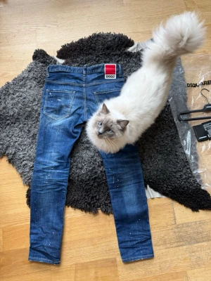 DSQUARED2 byxor - Säljer nu mina nästintill nya då dom inte kommer till mycket användning. kvitto och allt köpbevis finns och skickas med. Jeansen är i storlek 48 som motsvarar ungefär att dom passar om man är runt 170cm. Pris kan diskuteras vid snabb affär⚡️