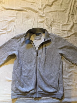 Grå ziptröja från Sail Racing - Gråa ziptröja från Sail Racing, storlek 160 (barn) knappt använd. 