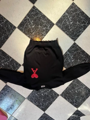 Ami Paris stickad tröja  - Clean ami Paris stickad tröja i bra skick, säljer den då den är för liten för mig passar nog både killar och tjejer i längd 170-175