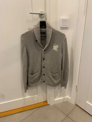 Polo Ralph Lauren cardigan - Säljer en grå kofta från Polo Ralph Lauren i mycket bra skick . Perfekt för lite kallare väder. Skriv gärna vid funderingar. Pris kan diskuteras ✅🤝