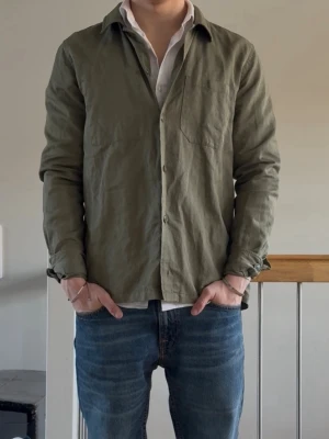 Olivgrön overshirt - Snygg olivgrön overshirt från Samsøe samsøe perfekt nu till våren. Köptes ny i Köpenhamn för 2200kr. Använd max tre gånger.