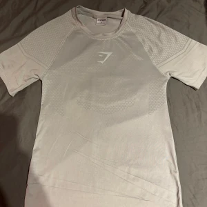 Gymshark tröja - Säljer min gråa Gymshark tröjan eftersom jag har slutat använda den. Storlek S