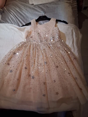 Ljusrosa klänning med glitter - Vacker klänning till barn. Glittrig, härlig och i toppskick!