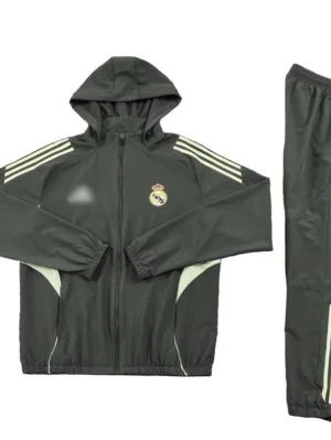 Real Madrid  - Mörkgrönt träningsset från Adidas med Real Madrid-logga på jackan.  består av en huvajacka med dragkedja .  har vita detaljer och klassiska Adidas-ränder på axlarna. Materialet är lätt och sportigt, perfekt för träning.