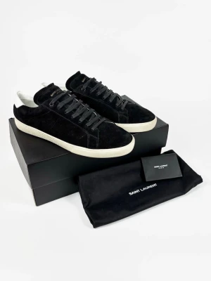 Saint Laurent sl/06 skor - | Säljer ett par Saint Laurent sneakers i riktigt bra använt skick | Storlek: 43 | Box, dustbag & kort ingår | Hör av dig vid frågor eller funderingar