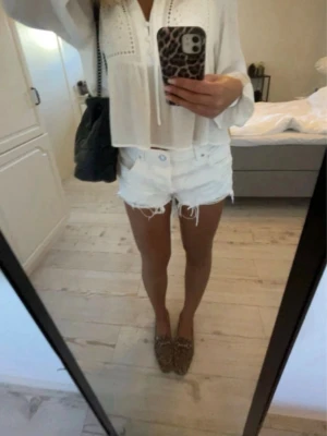 Vita jeans shorts - Så snygga vita jeans shorts från Pull&Bear! Sparsamt använda och inga defekter! Storlek M men skulle säga mer storlek S!☀️