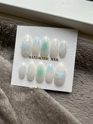 Blå press on naglar med design  - Fina press on nails med blå tema.  Mått: 15, 10,5 12, 11, 9mm  