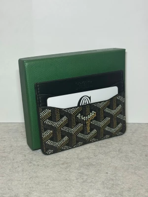 Brun Korthållare  - Brun Korthållare 