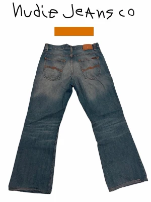 NUDIE FLARE GLENN - Modell: Flare Glenn👖  Färg: Blå/Ljusblå🎨  Storlek: W32 L32🪡🧵  Mått: W42cm L103cm Benöppning: 25cm📐