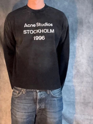 Acne studios longsleeve (black/s) -  Cool svart långärmad topp från Acne Studios med vit text 'STOCKHOLM 1996' framtill. Klassisk rund halsringning och rak passform. Perfekt till jeans för en clean och stilren look. Fraktar samma dag. Allt og ingår. Pris kan diskuteras ;)