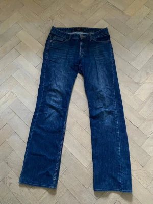 Vintage raka jeans - Raka jeans med mellan/låg midja , storlek 31/34, midjemått rakt över = 41 cm , innerbenslängd = 80 cm