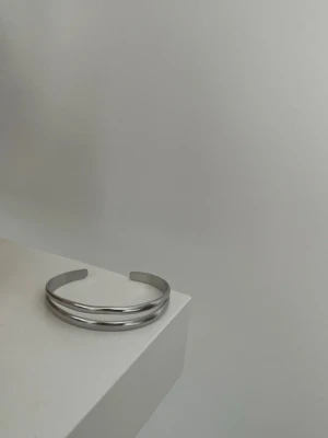 Armband i rostfritt stål - Armband i rostfritt stål från Skyice. Säljer då den inte kommer till användning. Ask ingår ej 