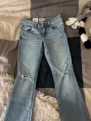 Ljusblå bootcut jeans från 157 - Ljusblå bootcut low waist jeans i storlek XS short helt oanvända och nyss köpta säljer för de var för korta för mig som är 168cm.
