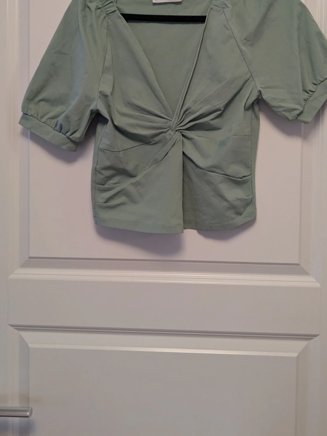 Ljusgrön topp med knutdetalj