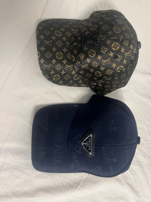 Prada/LV keps - Skriv vid intresse en för 250kr båda för 450kr