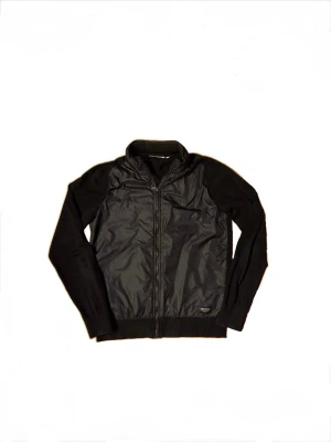 Svart jacka peak parformancemed - Snygg svart vindjacka från Peak parformancemed hel dragkedja framtill. Jackan har en glansig framsida i nylon och mjuka ärmar och rygg i tyg. Hög krage och diskret logga nertill. Perfekt för blåsiga dagar och enkel att matcha med olika outfits. Utfällbara luva jätte bara för om man är lite sportig hör av er för frågor!