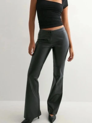 Skinnbyxor lågmidjade  - Lågmidjade skinnbyxor från Nelly, endast testade har lappen kvar 