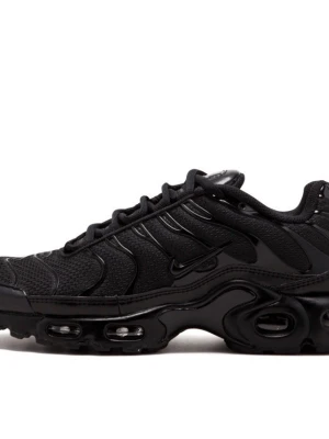 Nike air max plus - Nike Air Max Plus Triple Black sneakers med en helsvart design, mesh- och syntetmaterial samt ikoniska vågformade detaljer. Skorna har synlig Air Max-dämpning i sulan och en sportig siluett som sticker ut. Helt nya!! Kartongen finns fortfarande!!
