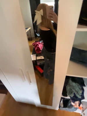 Svarta bootcut jeans från Perfect Jeans - Säljer ett par svarta bootcut jeans från Perfect Jeans. Jeansen har snygga bakfickor med lock och silverfärgade knappar. Modellen är utsvängd nertill och har en klassisk femficksdesign. Perfekta till en trendig vardagslook.