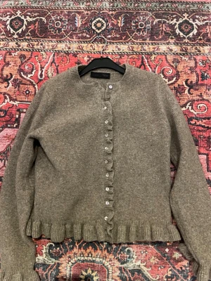 Beige kofta från Zara  - Säljer denna koftan från Zara i mycket bra skick, har bara använt en gång 💞