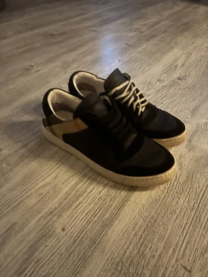 Burberry skor - Burberry skor (Sneakers) till ett bra pris med bra skick, kom privat för mer frågor eller bilder. Priset kan nog diskuteras vid en bra och snabb affär☺️storlek 42 men 43 kan också ha!