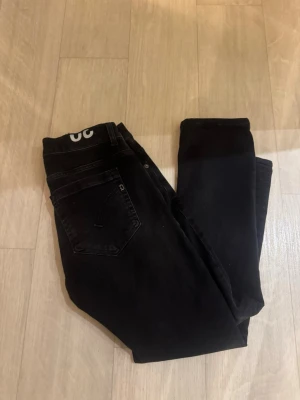 Dondup George  - Riktigt schyssta dondups i w30 och är i 9/10 skick skriv vid minsta fundering