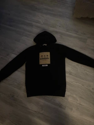 Burberry hoodie  - Snygg burberry hoodie till bra pris och bra kvalitet, kom privat för frågor eller bilder, priset kan nog it vara hugget i stenen vid snabb affär!🫡