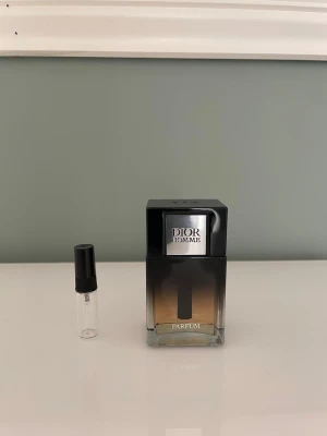 2 ml sample/doftprov av Dior Homme Parfum - Ett sample på 2 ml av Dior Homme Parfum. Det här är en maskulin doft med noter av bl.a. amber, iris och patchouli. Det gör den till en maskulin och mysig parfym som passar perfekt till speciella tillfällen. Våra samples är helt nya och är gjorde av glas. Det är fritt fram att skriva till oss om ni har några frågor.