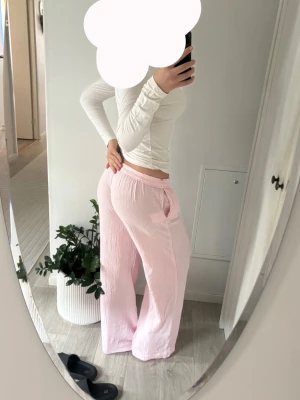 Ljusrosa linne byxa - Säljer ett par ljusrosa linnebyxor med avslappnad passform och resår i midjan med dragsko. Byxorna har en mjuk, krinklad bomullskänsla och raka ben. Perfekta för när du vill vara bekväm och för sommaren🎀🎀Ej använd bara testad. Jag är mellan 1,68cm - 1,72cm🎀