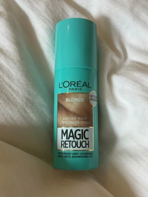 L'Oréal Instant Root Concealer Spray Blonde - Mörkblond rotconcealer spray från L'Oréal Paris, Magic Retouch. Perfekt för att snabbt täcka utväxten mellan färgningar. Kommer i en turkos sprayflaska och ger temporär täckning som tvättas ur med schampo. Endast testad 1-2 gånger.