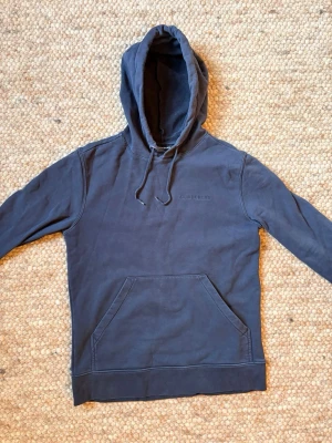J.Lindeberg hoodie  - Säljer denna snygga J.Lindeberg hoodien👌. Storlek=S men passar också Xs🙌. Skick:9,5/10🌟. Hör gärna av er vid frågor eller funderingar👍