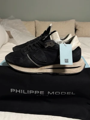 Säljer dessa philpe modell tropez - Fint sick rätt ny använt lite dock men annars i bra sicka funkar bra till vår och sommar