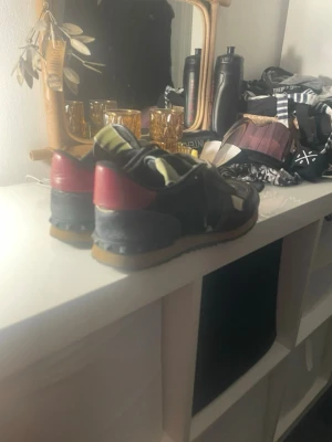 Valentino rockrunners - Snygga sneakers från valentino. De är i helt okej skick. Tveka inte på att lägga prisförslag