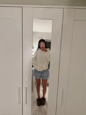 Vit hoodie med huva och ficka - Säljer en enkel och clean vit hoodie🌟