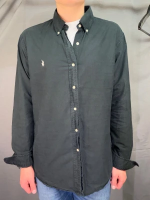 Ralph lauren skjorta - Säljer denna sjukt snygga ralph lauren skjortan perfekt för sommaren! Den är size L Modellen är 180cm. Skjortan kan passa upp till 189! Skick 8/10 inga hål eller skador. Nypris ca 1599kr. Hör av dig vid minsta fundering! Köp gärna med postnord🤩📦