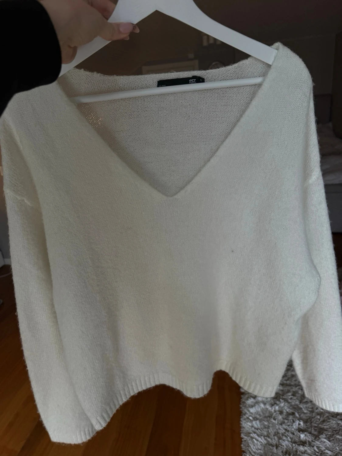 Vit stickad tröja med v-ringning