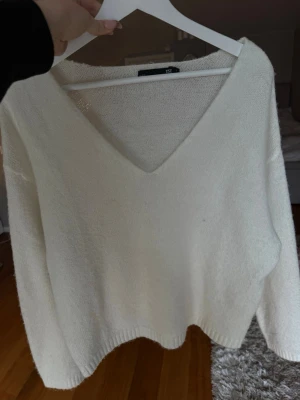 Vit stickad tröja med v-ringning - Mysig vit stickad tröja från 157. V ringad och en fin vit färg🩷